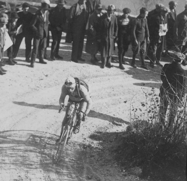 Aimo in azione sulla salita di Magreglio, nell’edizione del Giro di Lombardia del 1925 vinta poi da poi da Alfredo Binda. (Archivio Gazzetta)